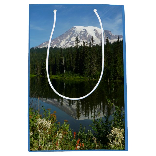 Sacola Para Presentes Média Reflexo do Lago Monte Rainier com Flores Silvestre (Frente)