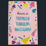 Sacola Para Presentes Média Retro Cor-de-Rosa Funny 80s Slang Birthday Gift Ba<br><div class="desc">Envie ao seu amigo esta bolsa de presente de aniversário engraçada e colorida e deixe-os saber o quão legal,  radical,  obstinado,  tubular e incrível de uma pessoa que eles são. As palavras são personalizáveis para fácil personalização para seu amigo exclusivo.</div>