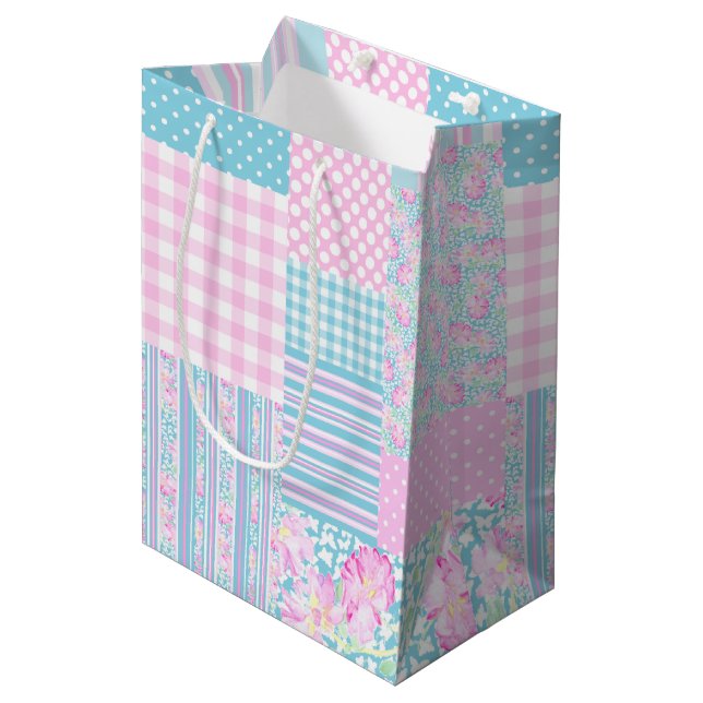 Sacola Para Presentes Média Rosas Borboletas Faux Patchwork Média Gift Bag (Frente inclinada)