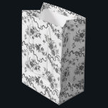 Sacola Para Presentes Média Rosas e fitas gravadas em Vintage Elegante<br><div class="desc">Rosas,  flores,  vinhas,  folhas e borboletas,  gravadas a preto,  elegantes e românticas,  com fitas e arcos entrelaçados sobre fundo branco.</div>