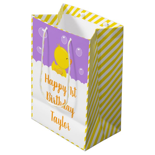 Sacola Para Presentes Média Rubber Ducky Amarelo e Roxo Feliz Aniversário (Frente inclinada)