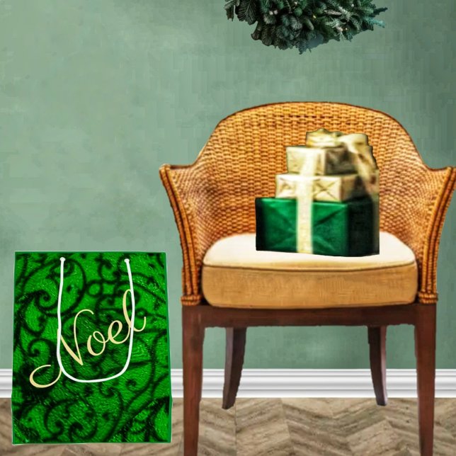 Sacola Para Presentes Média Saca de Presente Verde com Trabalhos de Rolo (This lovely gift bag, is perfect for carrying your carefully, wrapped presents!)