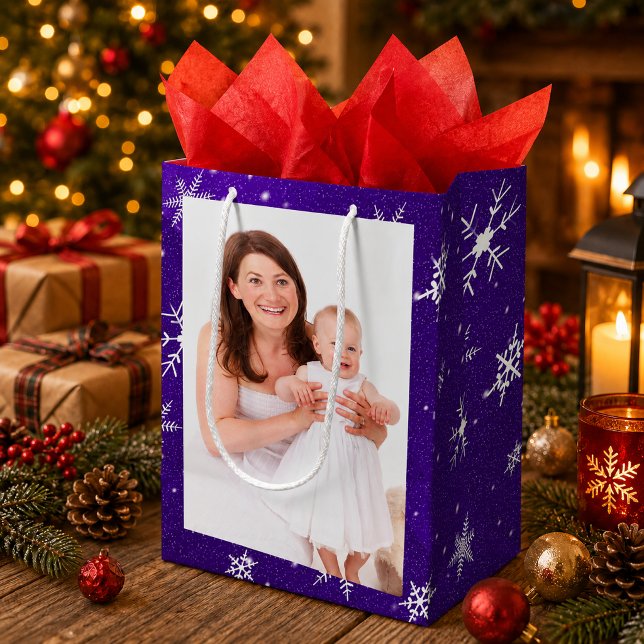 Sacola Para Presentes Média Saco de Presente Médio com Fundo Azul-Roxo e Floco (White Snowflakes Blue-Purple Background Med Gift Bag)