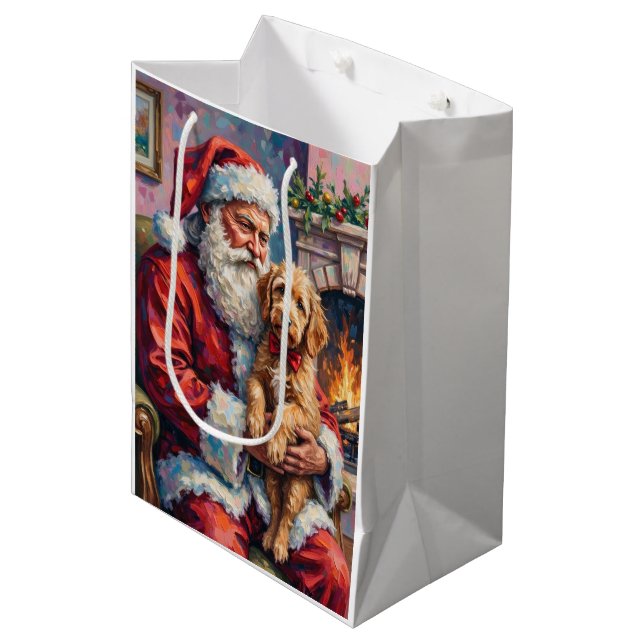 Sacola Para Presentes Média Santa Claus Holding Goldendoodle Christmas Art (Frente inclinada)