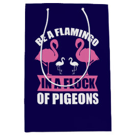 Sacola Para Presentes Média Seja um Flamingo em um Bando de Pombos