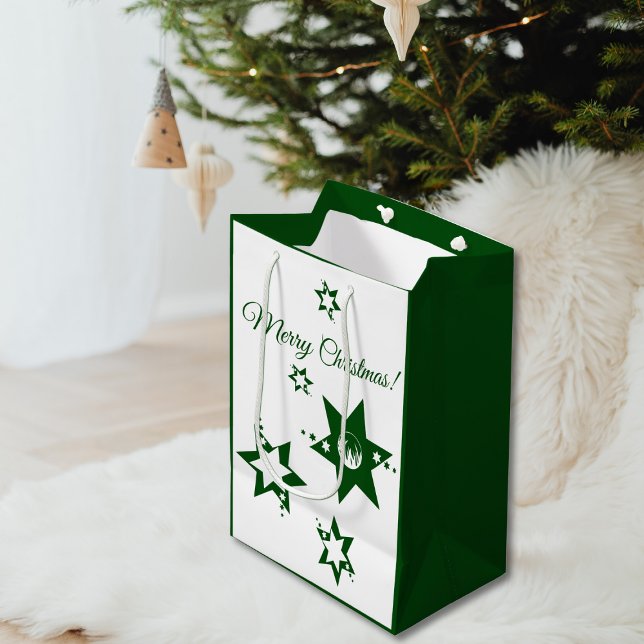 Sacola Para Presentes Média Serviço de Lançamento das Estrelas Verdes no Natal (Christmas Green Stars Lawn Service Customizable Medium Gift Bag)
