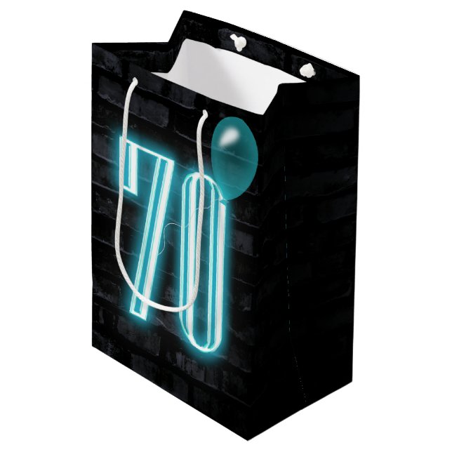 Sacola Para Presentes Média Sinal de Neon de Aniversário de 70 anos em Tijolo  (Frente inclinada)