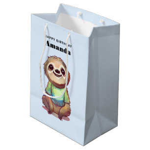 Sacola Para Presentes Média Sloth Sorridente, sentada de pernas cruzadas
