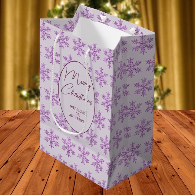 Sacola Para Presentes Média Snowflake Purple Glam Script de Natal (This festive purple snowflake pattern Christmas gift bag is ready for you to personalize it )