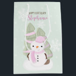 Sacola Para Presentes Média Snowman Christmas<br><div class="desc">O Natal de Snowman Comemora o aniversário de inverno do seu filho com este bonitinho e bonitão a vestir um chapéu e lenço cor-de-rosa pastel. Este tema é ideal para o seu pequeno aniversário de inverno ou para a festa de Natal da criança. O design é completamente personalizável. Veja o...</div>