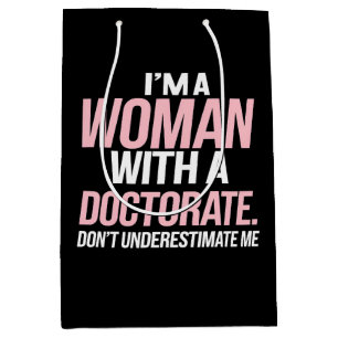 Sacola Para Presentes Média Sou Uma Mulher Com Um Doutorado Formatura de PhD E