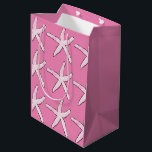 Sacola Para Presentes Média Starfish Pattern Beach Pink White Christmas 2020<br><div class="desc">Projetado com padrões de estrelas-do-mar em fundo de rosa claro. Você pode alterar a cor do plano de fundo conforme desejar.</div>
