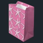 Sacola Para Presentes Média Starfish Pattern Beach Pink White Christmas 2020<br><div class="desc">Projetado com padrões de estrelas-do-mar em fundo de rosa claro. Você pode alterar a cor do plano de fundo conforme desejar.</div>