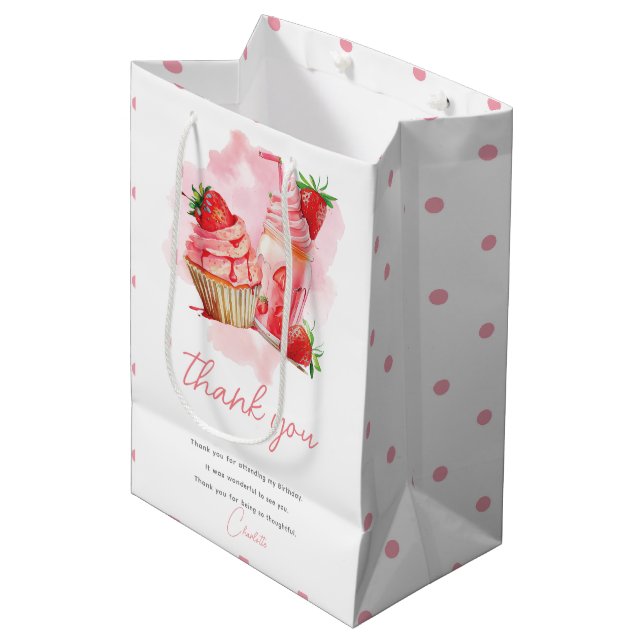 Sacola Para Presentes Média Strawberry Milkshake Birthday Foto personalizada (Frente inclinada)