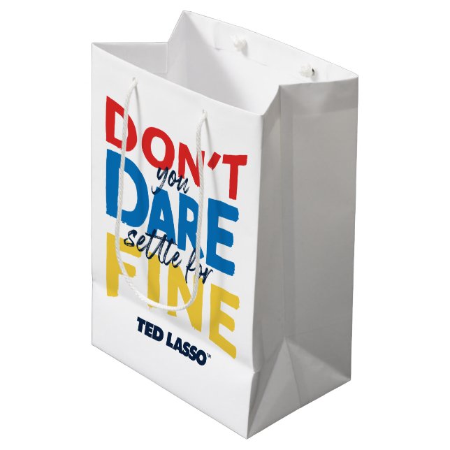 Sacola Para Presentes Média Ted Lasso | Don't You Dare Settle For Fine (Frente inclinada)