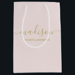 Sacola Para Presentes Média Texto de Nome Personalizado Hashtag Dourado Script<br><div class="desc">Sacos-presente personalizados para mulheres e raparigas,  Dourado Script Blush Party Pink Favor do Gift Bag Personalizado para o seu evento! Um toque perfeito para o seu casamento,  recepção,  chá,  festa ou evento.</div>