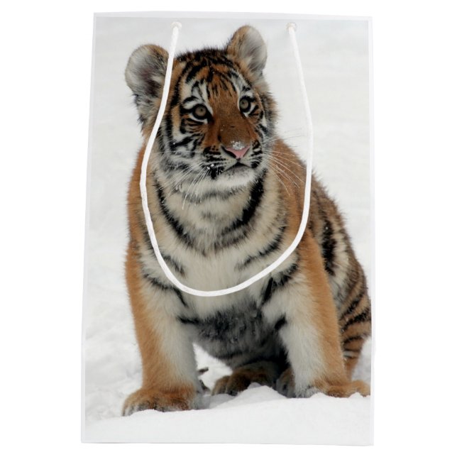 Sacola Para Presentes Média Tiger Cub in the Snow Photograph (Verso)