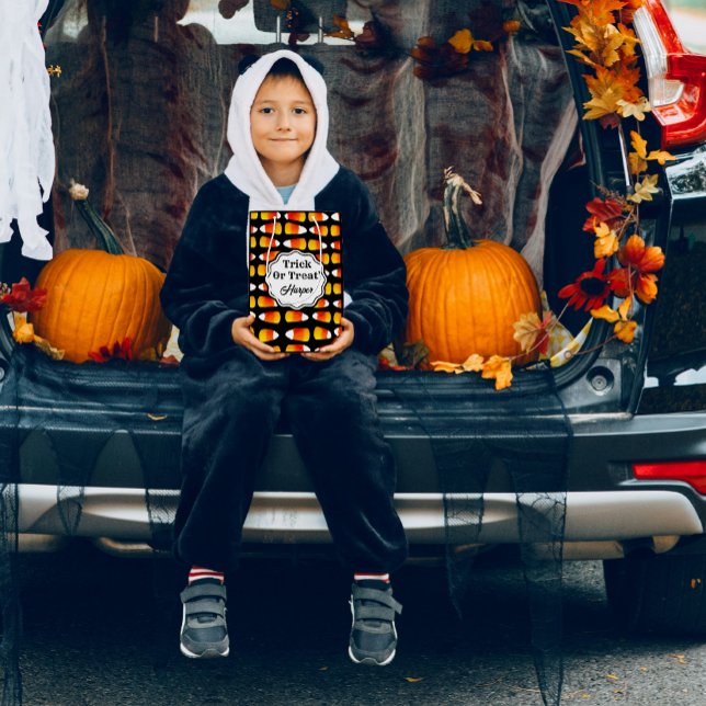 Sacola Para Presentes Média Truque ou tratamento personalizado de milho doce d (Giant crazy candy corn adorn this trick or treat bag. Personalize with your kiddo's name!)