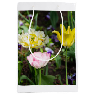 Sacola Para Presentes Média Tulipas brancas, cor-de-rosa e amarelas no jardim