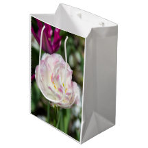 Tulipas cor-de-rosa brilhantes num dia ensolarado