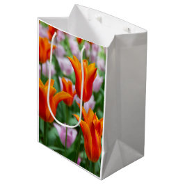 Sacola Para Presentes Média Tulipas laranja brilhante no parque 