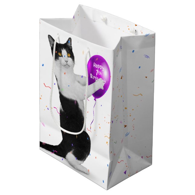 Sacola Para Presentes Média Tuxedo Cat com Balão de Aniversário de 7 (Frente inclinada)