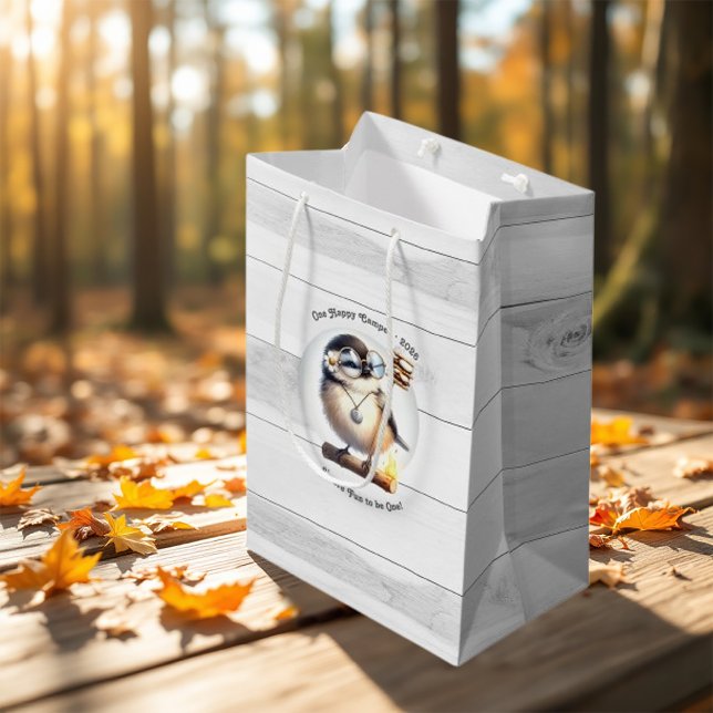 Sacola Para Presentes Média Um Pássaro de Campanha Feliz | Aniversário do Acam (One Happy Camper Bird | Rustic Camping Birthday Medium Gift Bag)