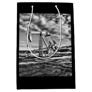Sacola Para Presentes Média Unidade de Bomba de Óleo (Pumpjack) a Preto e Bran