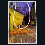 Sacola Para Presentes Média Vincent Van Gogh Cafe Terrace À Noite Em Belas Art<br><div class="desc">Vincent Van Gogh Cafe Terrace No Night Fine Art Vincent Willem van Gogh foi um pintor holandês do Posto Impressionista, cuja obra, notável pela sua beleza áspera, honestidade emocional e cor ousada, teve uma influência de grande alcance na arte do século 20. Sua produção inclui retratos, autorretratos, paisagens e ainda...</div>