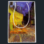 Sacola Para Presentes Média Vincent Van Gogh Cafe Terrace À Noite Em Belas Art<br><div class="desc">Vincent Van Gogh Cafe Terrace No Night Fine Art Vincent Willem van Gogh foi um pintor holandês do Posto Impressionista, cuja obra, notável pela sua beleza áspera, honestidade emocional e cor ousada, teve uma influência de grande alcance na arte do século 20. Sua produção inclui retratos, autorretratos, paisagens e ainda...</div>