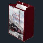 Sacola Para Presentes Média Vintage Train Winter Christmas Cena<br><div class="desc">Um saco de presentes com uma fotografia de uma paisagem de inverno gelada com pinheiros cobertos de neve. Um trem vermelho,  dourado e preto à moda antiga,  viajando pela natureza selvagem. Feliz Natal escrito em letra vermelha de caligrafia.</div>