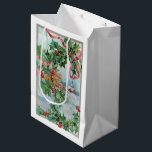 Sacola Para Presentes Média Vintage Winter Rural Village e Christmas Holly<br><div class="desc">Cena de inverno rural encantadora,  com cascas cobertas de neve,  montanhas e árvores na fronteira da cinza clara e festivas,  amarradas com fita vermelha.</div>