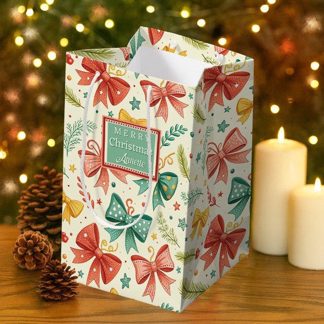 Sacola Para Presentes Média Whimsical Christmas Pattern (Gift bag featuring a whimsical illustration of Christmas bows and pine twigs)