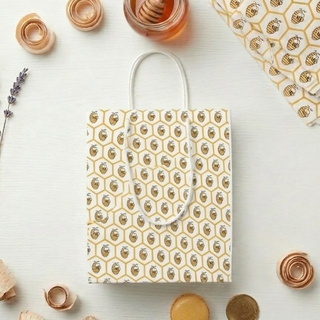 Sacola Para Presentes Média Whimsical Honey Bee and Gold Hexagon Pattern (bumblebee pattern gift bag)