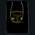 Sacola Para Presentes Média Wild West Cowboy Monograma Personalizado de Padrin<br><div class="desc">Presentes personalizados para padrinhos de casamento com o antigo tema do cowboy ocidental. Decorado com chapéu de cowboy com fonte ocidental antiga. As cores do texto e do plano de fundo são editáveis usando a Ferramenta Design para ajustado da sua ocasião. Obtenha este presente personalizado para casamento, despedida de solteiro,...</div>