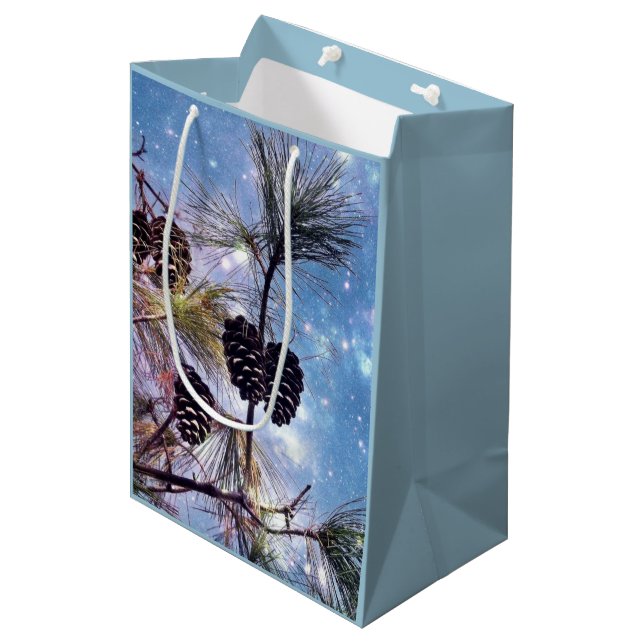 Sacola Para Presentes Média Winter Pine Cones sob um céu noturno estrelado (Frente inclinada)
