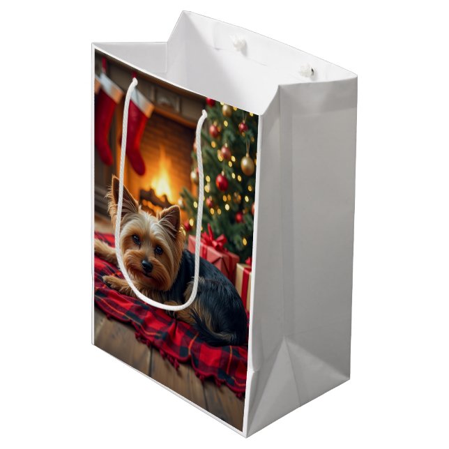 Sacola Para Presentes Média Yorkshire Terrier Cozy Christmas Evening Painting (Frente inclinada)
