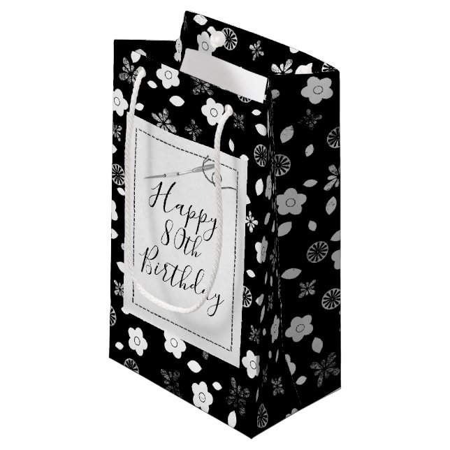 Sacola Para Presentes Pequena Agulha de costura para o aniversário de 80 (Frente inclinada)