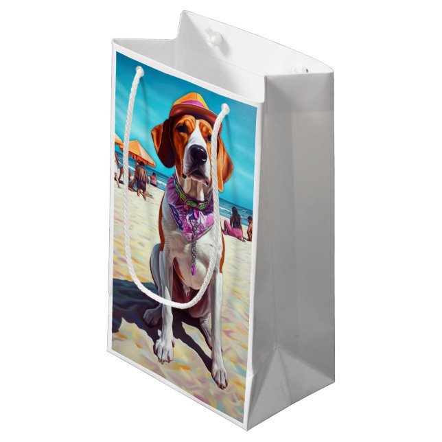 Sacola Para Presentes Pequena American English Foxhound on Beach, presente de ve (Frente inclinada)