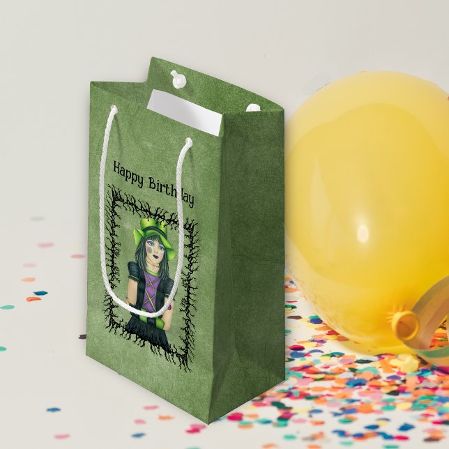 Sacola Para Presentes Pequena Aniversário Verde da Filmagem do Branqueamento de  (Goth girl hat tattoos in black barbed branch frame on spooky green Birthday gift bag.)