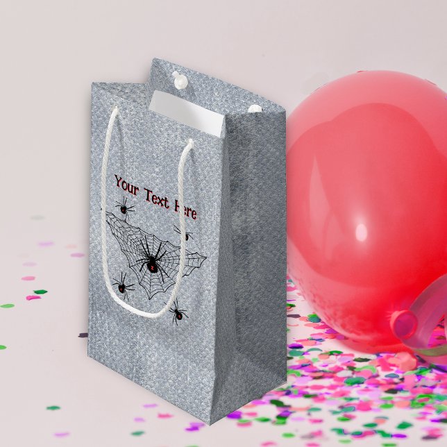 Sacola Para Presentes Pequena Aranhas de Viúva Negra Assustadora em Branco Russo (Black widow spiders with red hourglass marks in black web on rustic look white gift bags.)