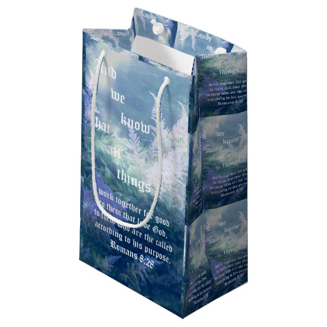 Sacola Para Presentes Pequena Astilbe Blue Mist Romans 8:28 (Frente inclinada)