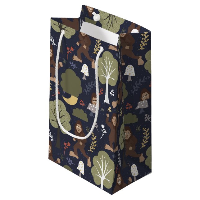 Sacola Para Presentes Pequena Aventura da meia-noite da floresta de Bigfoot (Frente inclinada)