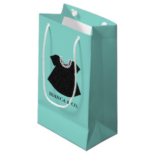 Sacola Para Presentes Pequena BABY Festa de Tiara com um pequeno vestido preto