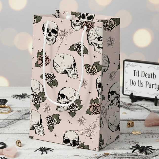 Sacola Para Presentes Pequena Blush Pink Gótico Skulls e Rosas Halloween (Chic Blush Pink Floral Skulls Hallowedding Gift Bags for Her. Spooky Gothic Halloween Skull Pattern)