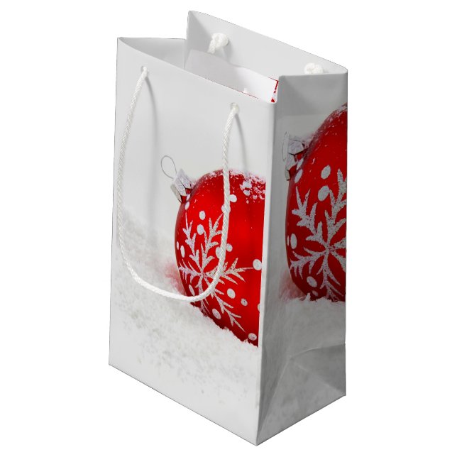 Sacola Para Presentes Pequena Bola de Natal Vermelha com Floco de Neve (Verso inclinado)