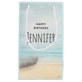 Sacola Para Presentes Pequena Cena Costeira de Praia com um Barco de Pesca Anive