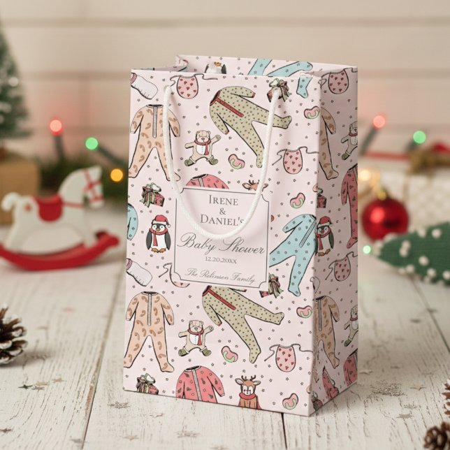 Sacola Para Presentes Pequena Chá de fraldas de Natal rosa-claro (Pink Modern Christmas Baby Shower Gift Bags. Festive Winter Baby It's Cold Outside Xmas Baby Pajamas)