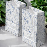 Sacola Para Presentes Pequena Chá de panela Azul Floral Clássico Vintage<br><div class="desc">Sacos-presente de Chá de panela Floral Clássico Vitoriano Vintage Azul</div>