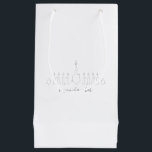 Sacola Para Presentes Pequena Chanukah<br><div class="desc">Chanukah merece algo mais. Algo especial! Essa design apresenta uma estética bonita,  simplista,  minimalista com seu toque moderno e seu delicado talento. Celebrar Chanukah com a coordenação da decoração e dos acessórios. Faça deste ano um Chanukah para se lembrar!</div>